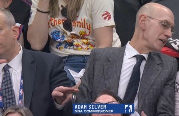 bob体育登录入口-NBA总裁亚当·萧华现身猛龙主场 观战骑士VS猛龙的G4